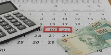 Calendário de 2026 com datas de pagamento do 13º salário, calculadora e notas de real.
